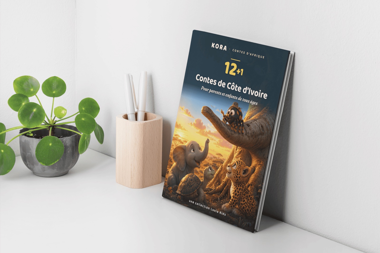 Le livre Kora posé sur un bureau lumineux